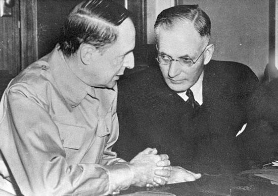 John Curtin and US General Douglas MacArthur meet at Parliament House on 26 March 1942.