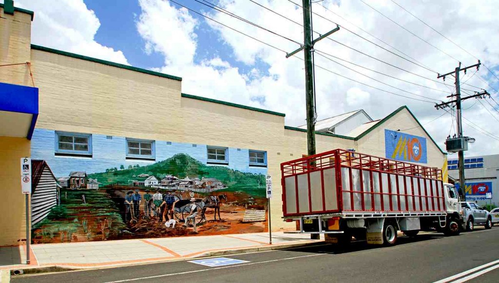This mural opposite The Exchange Hotel in Kyogle was painted by artist Pam Armstrong and depicts local men digging a trench in Geneva Street in 1908.  